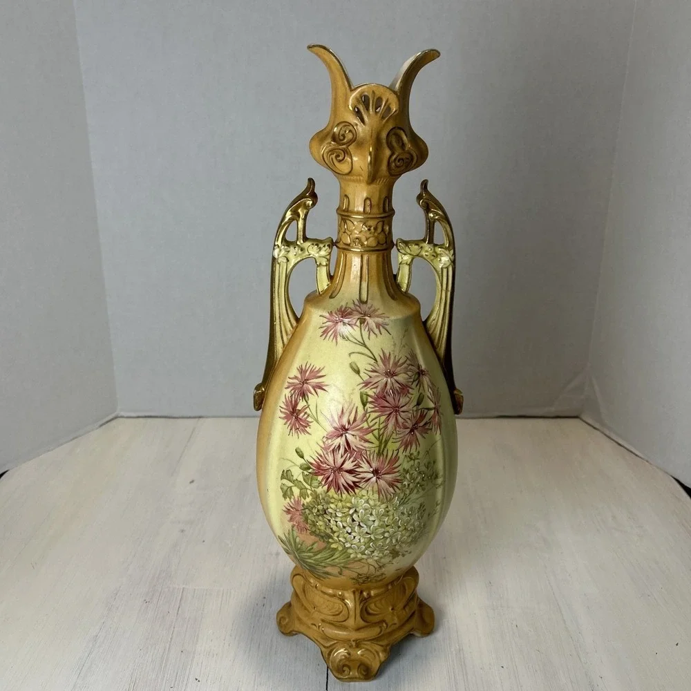ANTIQUE ROYAL WETTINA FOOTED VASE-AUSTRIA-ROBERT‎ HANKE LATE 19th CENTURY 1508